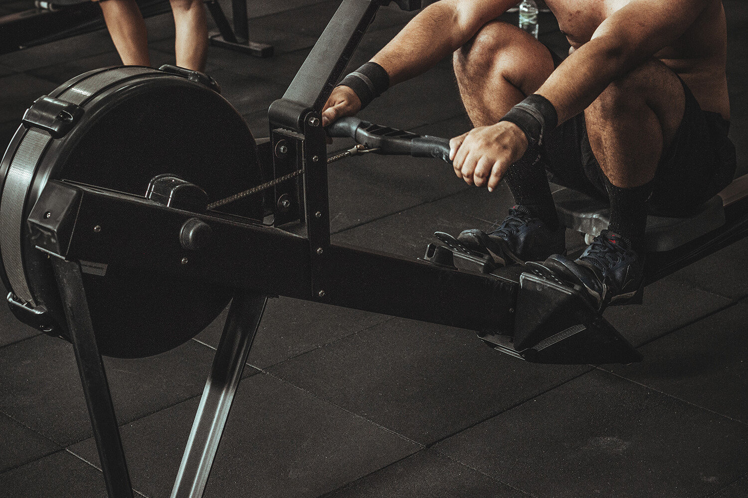 Rowing machine using roller chain