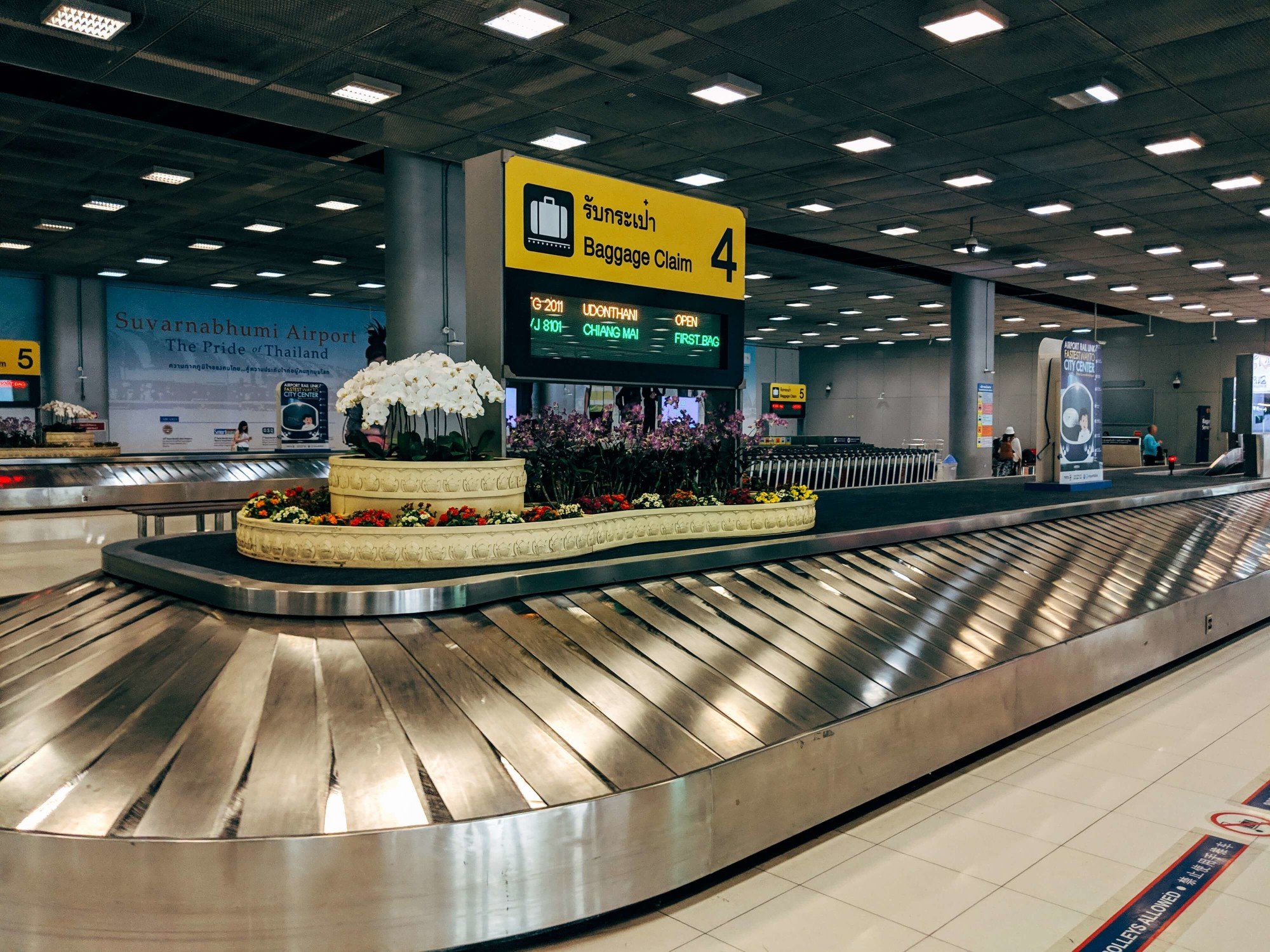 Airport baggage carousel Airport baggage carousel