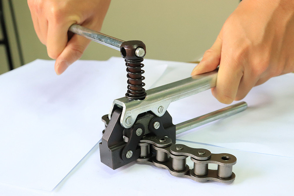 How to use a chain breaker 2 How to use a chain breaker 2